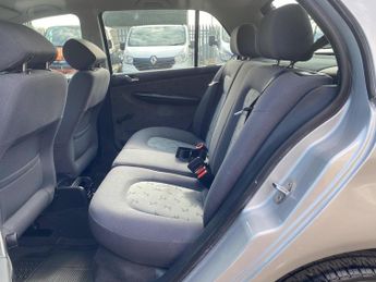 SKODA FABIA 1.4 16V Elegance 5dr