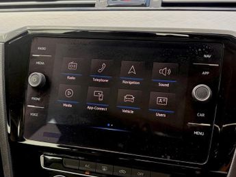VOLKSWAGEN PASSAT 1.6 TDI SE Nav Estate 5dr Diesel DSG Euro 6 (s/s) (120 ps)