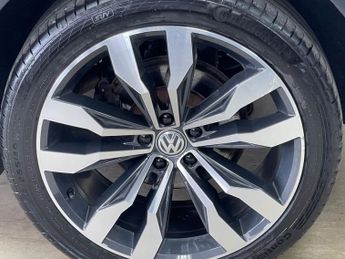 VOLKSWAGEN TIGUAN 2.0 TDI R-Line Tech SUV 5dr Diesel Manual Euro 6 (s/s) (150 ps)