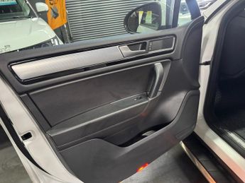 VOLKSWAGEN TOUAREG 3.0 TDI V6 BlueMotion Tech R-Line SUV 5dr Diesel Tiptronic 4WD E