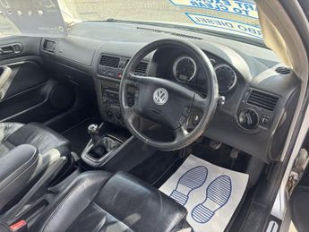 VOLKSWAGEN BORA 1.9 TDI PD Highline Saloon 4dr Diesel Manual (149 g/km, 130 bhp)