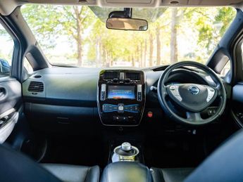 NISSAN LEAF 30kWh Tekna Hatchback 5dr Electric Auto (109 bhp)