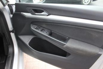 VOLKSWAGEN GOLF 1.5 eTSI MHEV Life Hatchback 5dr Petrol Hybrid DSG Euro 6 (s/s) 