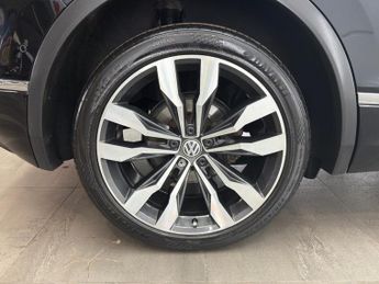 VOLKSWAGEN TIGUAN 2.0 TDI R-Line SUV 5dr Diesel DSG 4Motion Euro 6 (s/s) (150 ps)