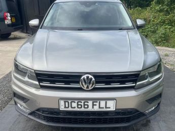 VOLKSWAGEN TIGUAN 2.0 TDI BlueMotion Tech SE Navigation SUV 5dr Diesel DSG 4Motion