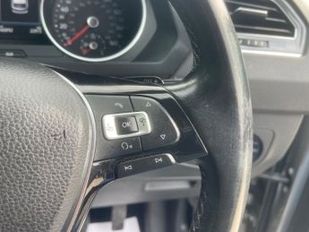 VOLKSWAGEN TIGUAN 2.0 TDI BlueMotion Tech SE Navigation SUV 5dr Diesel DSG 4Motion