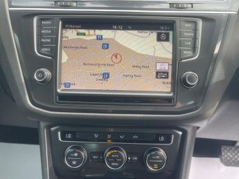VOLKSWAGEN TIGUAN 2.0 TDI BlueMotion Tech SE Navigation SUV 5dr Diesel DSG 4Motion