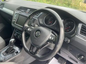 VOLKSWAGEN TIGUAN 2.0 TDI BlueMotion Tech SE Navigation SUV 5dr Diesel DSG 4Motion