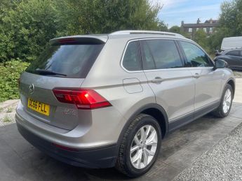 VOLKSWAGEN TIGUAN 2.0 TDI BlueMotion Tech SE Navigation SUV 5dr Diesel DSG 4Motion