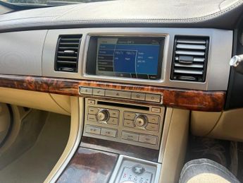 JAGUAR XF 3.0d V6 Luxury Saloon 4dr Diesel Auto Euro 5 (240 ps)