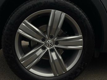 VOLKSWAGEN TIGUAN 2.0 TDI SEL SUV 5dr Diesel DSG Euro 6 (s/s) (150 ps)