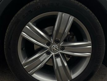 VOLKSWAGEN TIGUAN 2.0 TDI SEL SUV 5dr Diesel DSG Euro 6 (s/s) (150 ps)
