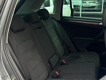 VOLKSWAGEN TIGUAN 2.0 TDI SEL SUV 5dr Diesel DSG Euro 6 (s/s) (150 ps)