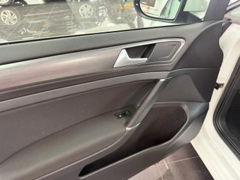 VOLKSWAGEN E-GOLF 35.8kWh e-Golf Hatchback 5dr Electric Auto (136 ps)