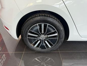 VOLKSWAGEN E-GOLF 35.8kWh e-Golf Hatchback 5dr Electric Auto (136 ps)