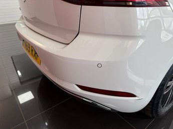 VOLKSWAGEN E-GOLF 35.8kWh e-Golf Hatchback 5dr Electric Auto (136 ps)