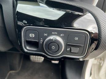 MERCEDES-BENZ A CLASS 1.5 A180d AMG Line Premium 7G-DCT 