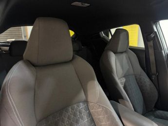 TOYOTA C-HR 1.8 VVT-h Design SUV 5dr Petrol Hybrid CVT Euro 6 (s/s) (122 ps)