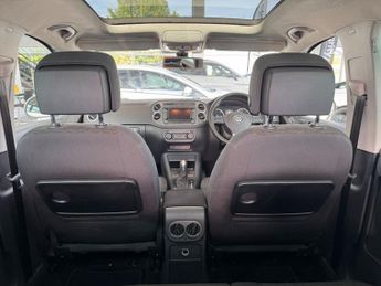 VOLKSWAGEN TIGUAN 2.0 TDI BlueMotion Tech SE SUV 5dr Diesel DSG 4WD Euro 5 (s/s) (