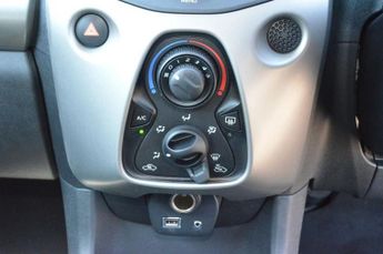 TOYOTA AYGO 1.0 VVT-i x-play Hatchback 5dr Petrol x-shift Euro 6 (68 ps)