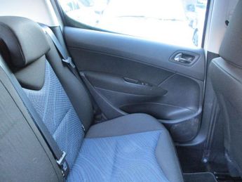 PEUGEOT 308 1.6 HDi Envy Hatchback 5dr Diesel Manual (115 g/km, 92 bhp)