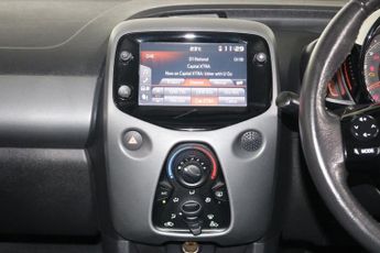 TOYOTA AYGO 1.0 VVT-i x-play Hatchback 5dr Petrol x-shift Euro 6 (71 ps)