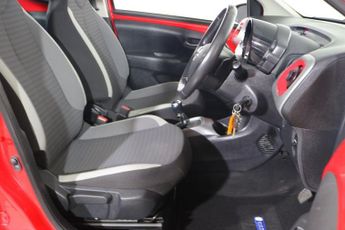 TOYOTA AYGO 1.0 VVT-i x-play Hatchback 5dr Petrol x-shift Euro 6 (71 ps)