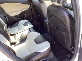 VOLVO V40 CROSS COUNTRY 1.5 T3 Pro Hatchback 5dr Petrol Auto Euro 6 (s/s) (152 ps)
