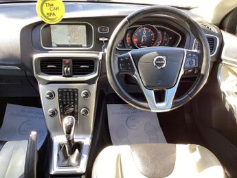 VOLVO V40 CROSS COUNTRY 1.5 T3 Pro Hatchback 5dr Petrol Auto Euro 6 (s/s) (152 ps)