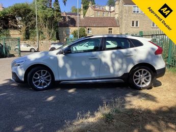 VOLVO V40 CROSS COUNTRY 1.5 T3 Pro Hatchback 5dr Petrol Auto Euro 6 (s/s) (152 ps)