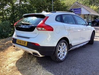 VOLVO V40 CROSS COUNTRY 1.5 T3 Pro Hatchback 5dr Petrol Auto Euro 6 (s/s) (152 ps)