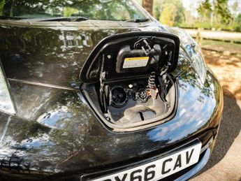 NISSAN LEAF 30kWh Tekna Hatchback 5dr Electric Auto (109 bhp)