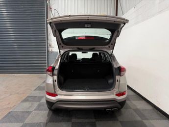 HYUNDAI TUCSON 2.0 CRDi SE Nav SUV 5dr Diesel Auto 4WD Euro 6 (136 ps)