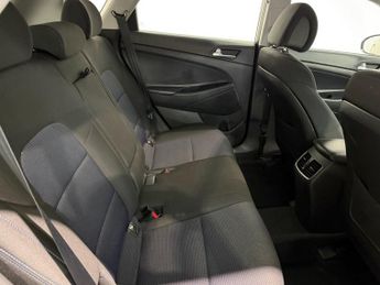 HYUNDAI TUCSON 2.0 CRDi SE Nav SUV 5dr Diesel Auto 4WD Euro 6 (136 ps)