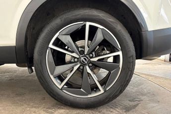 NISSAN QASHQAI 1.3 DIG-T MHEV Tekna SUV 5dr Petrol Hybrid XTRON Euro 6 (s/s) (1