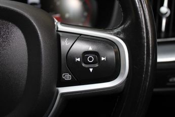 VOLVO XC60 2.0 B4 MHEV Momentum Pro SUV 5dr Diesel Hybrid Auto AWD Euro 6 (