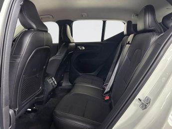 VOLVO XC40 1.5 T3 Momentum SUV 5dr Petrol Auto Euro 6 (s/s) (163 ps)