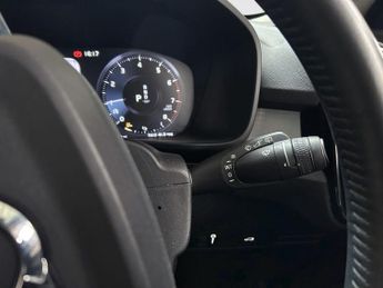 VOLVO XC40 1.5 T3 Momentum SUV 5dr Petrol Auto Euro 6 (s/s) (163 ps)