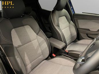 RENAULT CLIO 1.6 E-TECH techno Hatchback 5dr Petrol Hybrid Auto Euro 6 (s/s) 