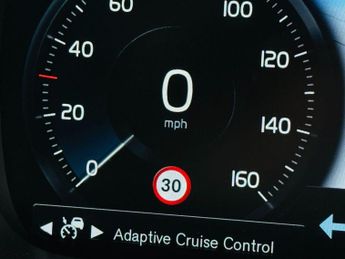 VOLVO XC90 2.0 B5 MHEV Momentum SUV 5dr Diesel Hybrid Auto 4WD Euro 6 (s/s)