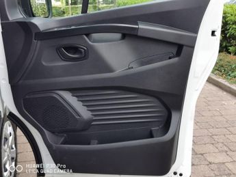 RENAULT TRAFIC 2.0 dCi Blue SL30 Advance Panel Van 5dr Diesel Manual L1 H1 Euro
