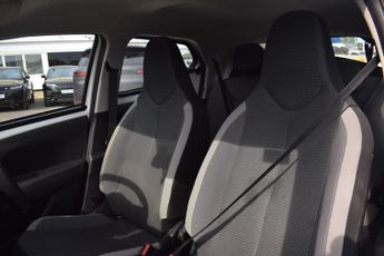 TOYOTA AYGO 1.0 VVT-i x-play Hatchback 5dr Petrol x-shift Euro 6 (Safety Sen
