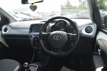 TOYOTA AYGO 1.0 VVT-i x-play Hatchback 5dr Petrol x-shift Euro 6 (Safety Sen