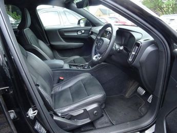 VOLVO XC40 2.0 B4 MHEV R-Design SUV 5dr Petrol Hybrid Auto Euro 6 (s/s) (19