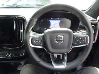 VOLVO XC40 2.0 B4 MHEV R-Design SUV 5dr Petrol Hybrid Auto Euro 6 (s/s) (19