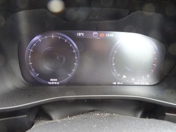 VOLVO XC40 2.0 B4 MHEV R-Design SUV 5dr Petrol Hybrid Auto Euro 6 (s/s) (19