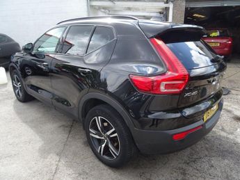 VOLVO XC40 2.0 B4 MHEV R-Design SUV 5dr Petrol Hybrid Auto Euro 6 (s/s) (19