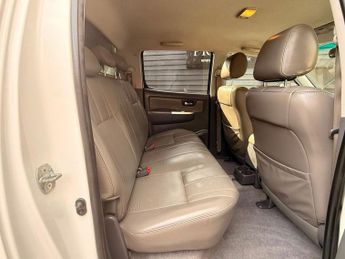 TOYOTA HILUX 3.0 D-4D Invincible Pickup Double Cab 4dr Diesel Manual 4WD Euro