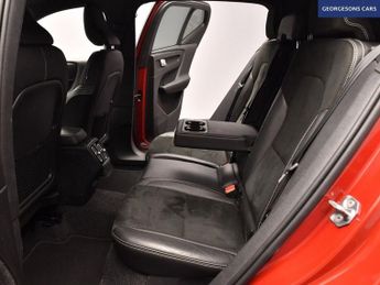 VOLVO XC40 1.5 T3 R-Design SUV 5dr Petrol Auto Euro 6 (s/s) (163 ps)