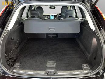 VOLVO XC60 2.0 B5 MHEV Plus SUV 5dr Petrol Hybrid Auto AWD Euro 6 (s/s) (25
